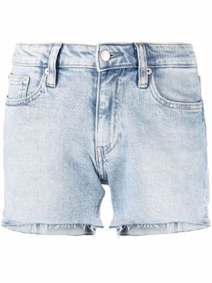 Короткие джинсовые шорты средней посадки Calvin Klein Jeans. Цвет: синий