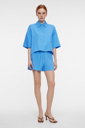 Блузка-рубашка oversize льняная укороченная с карманом befree. Цвет: голубой