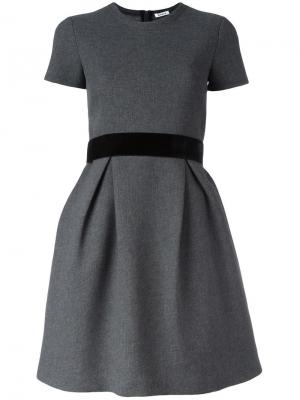 Расклешенное платье с короткими рукавами P.A.R.O.S.H.. Цвет: серый