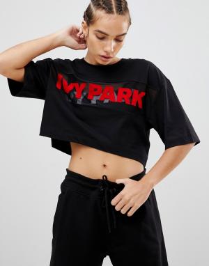 Черная укороченная футболка с логотипом набивкой флок Ivy Park. Цвет: черный