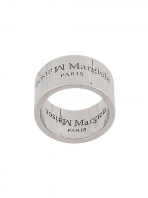 Серебряное кольцо с гравированным логотипом Maison Margiela. Цвет: серебристый