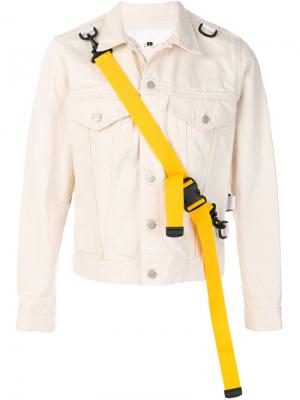 Джинсовая куртка с контрастным ремешком Ganryu. Цвет: белый