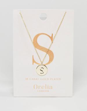 Позолоченное ожерелье с инициалом S на подвеске-диске Orelia. Цвет: золотой