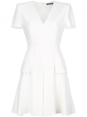 Платье с V-образным вырезом Alexander McQueen. Цвет: белый