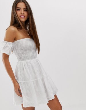 Короткое приталенное пляжное платье из хлопка с открытыми плечами -Белый Influence