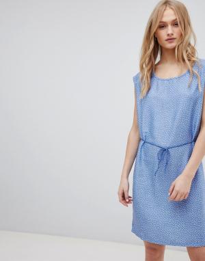 Джинсовое платье с поясом и принтом Mally Blend She. Цвет: синий
