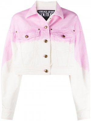 Укороченная джинсовая куртка с принтом Versace Jeans Couture. Цвет: розовый