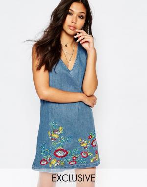 Джинсовое цельнокройное платье с декольте и вышивкой Liquor & Poker. Цвет: синий