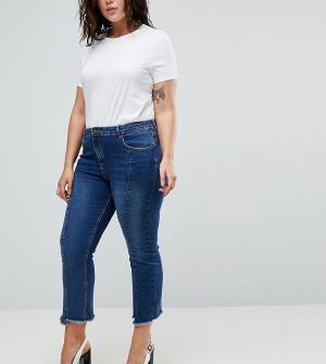 Укороченные расклешенные джинсы с необработанными краями Urban Bliss Plus. Цвет: синий