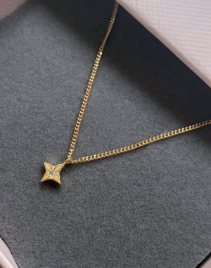 Позолоченное ожерелье из стерлингового серебра с подвеской в виде гравированной звезды -Золотой Astrid & Miyu