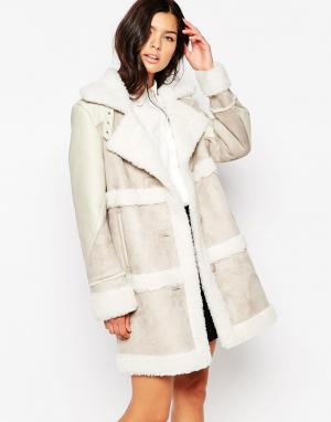 Замшевое пальто с отделкой борг Urbancode. Цвет: телесный
