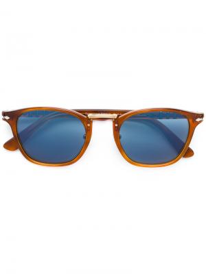 Солнцезащитные очки в квадратной оправе Persol. Цвет: коричневый