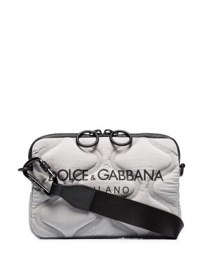 Стеганая сумка через плечо с логотипом Dolce & Gabbana. Цвет: серый