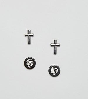 Набор из двух пар серег с крестом и логотипом Noose & Monkey. Цвет: черный