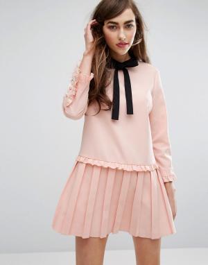 Свободное платье с завязкой спереди и рюшами E.F.L.A. Цвет: розовый