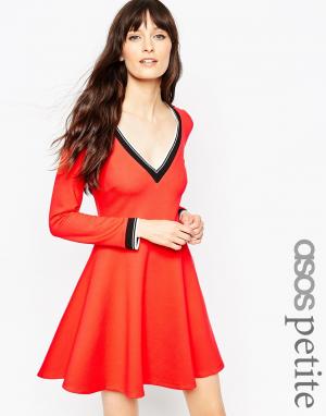 Платье из ткани понте с V‑образным вырезом и отделкой в спортивном сти ASOS Petite. Цвет: красный
