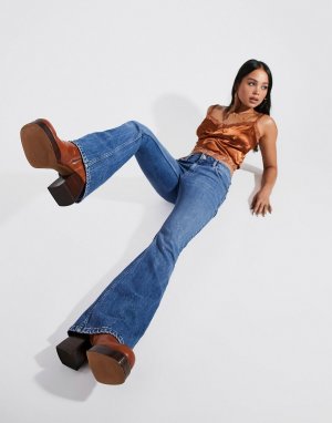 Эластичные комфортные расклешенные джинсы среднего выбеленного оттенка с заниженной талией -Голубой ASOS DESIGN