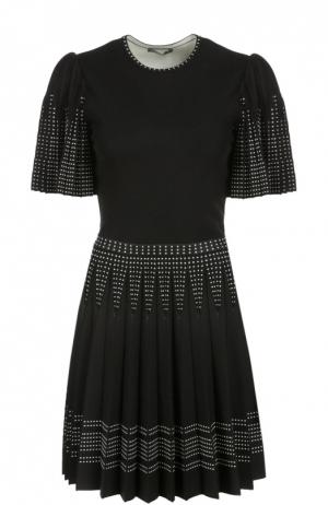 Приталенное мини-платье с декоративной отделкой и плиссированной юбкой Alexander McQueen. Цвет: черный