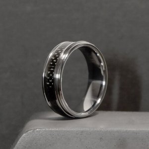 Кольцо обручальное CARRAJI, карбон, размер 22, серебряный Carraji. Цвет: серебристый
