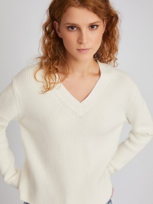 Пуловер фактурной вязки с треугольным вырезом zolla. Цвет: молоко
