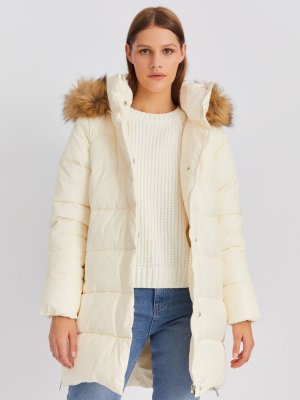Тёплая куртка-пальто с капюшоном и боковыми шлицами на молниях zolla. Цвет: молоко
