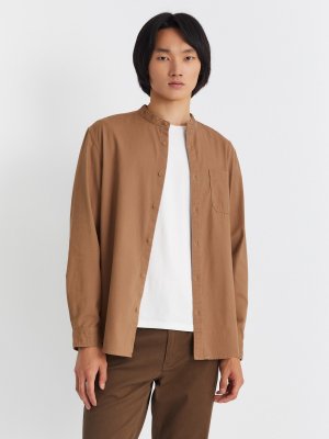 Офисная рубашка из хлопка с воротником-стойкой и длинным рукавом zolla. Цвет: коричневый