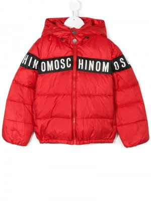 Пальто-пуховик с принтом логотипа Moschino Kids. Цвет: красный