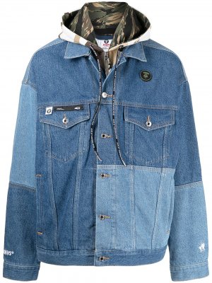 Джинсовая куртка в технике пэчворк с капюшоном AAPE BY *A BATHING APE®. Цвет: синий