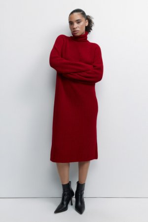 Платье-свитер миди вязаное с воротником-гольфом befree. Цвет: красный