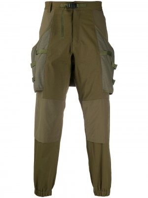 Зауженные брюки со вставками White Mountaineering. Цвет: зеленый