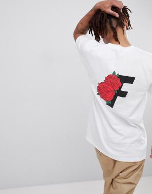 Белая футболка с принтом роз и логотипом Fairplay. Цвет: белый