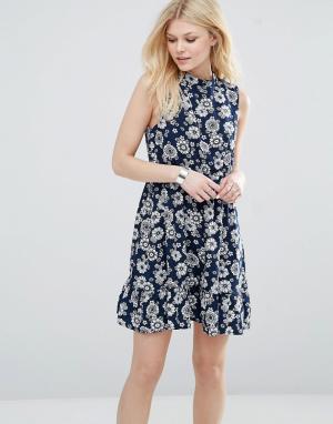 Короткое приталенное платье с высокой горловиной и цветочным принтом I Iska. Цвет: темно-синий