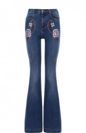 Расклешенные джинсы с контрастной вышивкой Stella McCartney. Цвет: синий