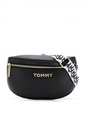 Поясная сумка с металлическим логотипом Tommy Hilfiger. Цвет: черный
