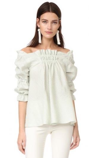 Свободная расклешенная блуза с открытыми плечами Amelia Toro. Цвет: лен в мятную полоску