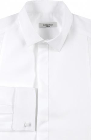 Сорочка с закрытой планкой и манжетами под запонки Valentino. Цвет: белый
