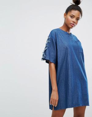 Джинсовое платье с цветочной аппликацией на рукавах Ziztar. Цвет: синий