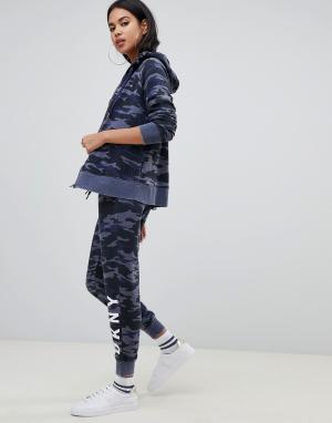 Спортивные штаны скинни с камуфляжным принтом и логотипом DKNY. Цвет: мульти