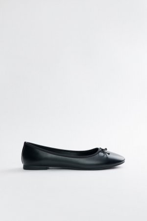 Туфли-балетки кожаные с круглым носком и бантиком befree. Цвет: черный