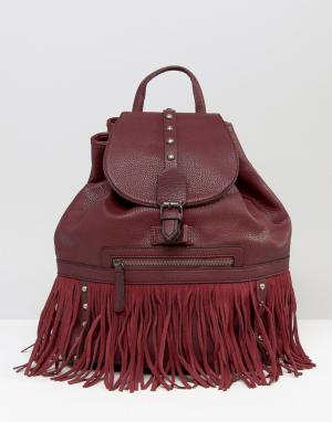 Рюкзак с завязкой, заклепками и бахромой Glamorous. Цвет: красный