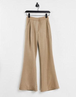 Расклешенные свободные брюки классического кроя светло-бежевого цвета -Коричневый цвет Closet London