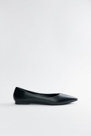 Туфли-балетки кожаные однотонные с острым носком befree. Цвет: черный