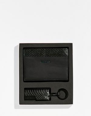 Подарочный набор из обложки для паспорта и брелока Calvin Klein. Цвет: черный