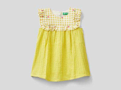 Платье из рельефной ткани Benetton. Цвет: желтый