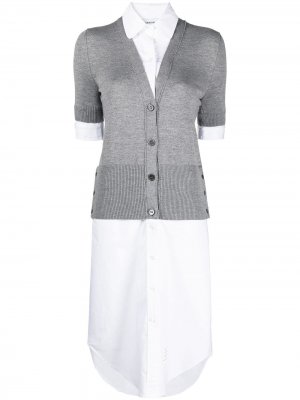 Платье-рубашка с короткими рукавами и V-образным вырезом Thom Browne. Цвет: серый