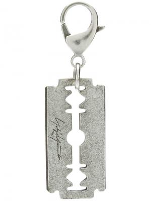 Брелок для ключей с подвеской в виде лезвия Yohji Yamamoto. Цвет: серебристый