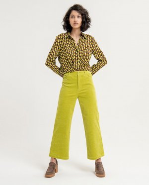 Женские слегка расклешенные прямые брюки с карманами , зеленый Surkana. Цвет: зеленый
