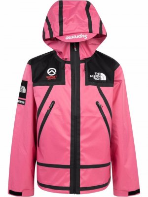 Куртка с проклеенными швами из коллаборации North Face Supreme. Цвет: розовый