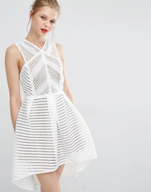 Короткое приталенное платье из кружева Supertrash. Цвет: белый