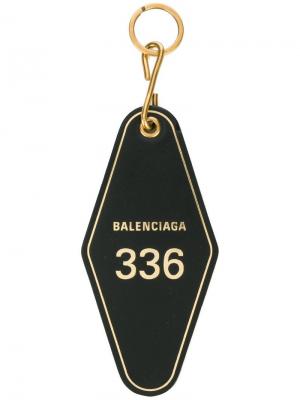 Брелок для ключей в виде отельного ярлыка Balenciaga. Цвет: черный